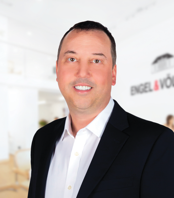 Portrait of Jason Racicot, Real Estate Advisor.